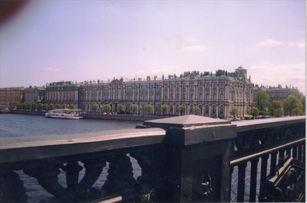 Вид на Зимний дворец с Дворцового моста